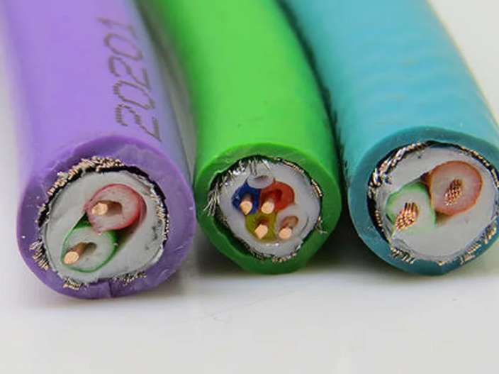 在挑選線纜的時(shí)分必定要注意其適宜性、完整性以及質(zhì)量的好壞.jpg